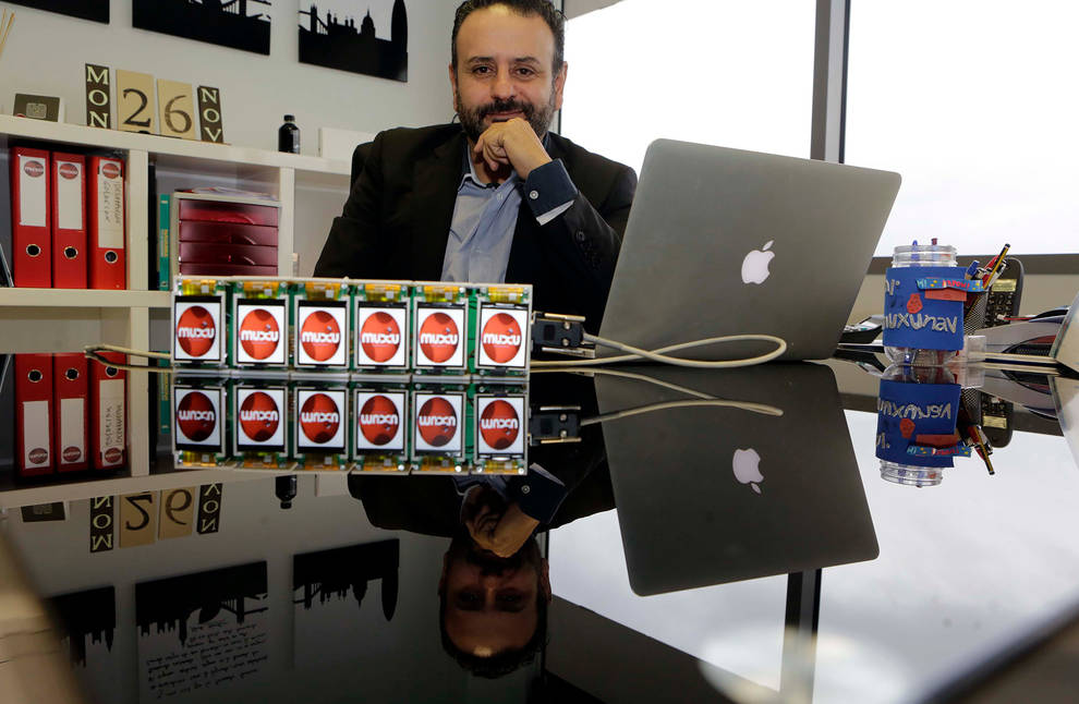 Antonio Torres, fundador y director de la compañía, ante unos dispositivos Telmarkt.