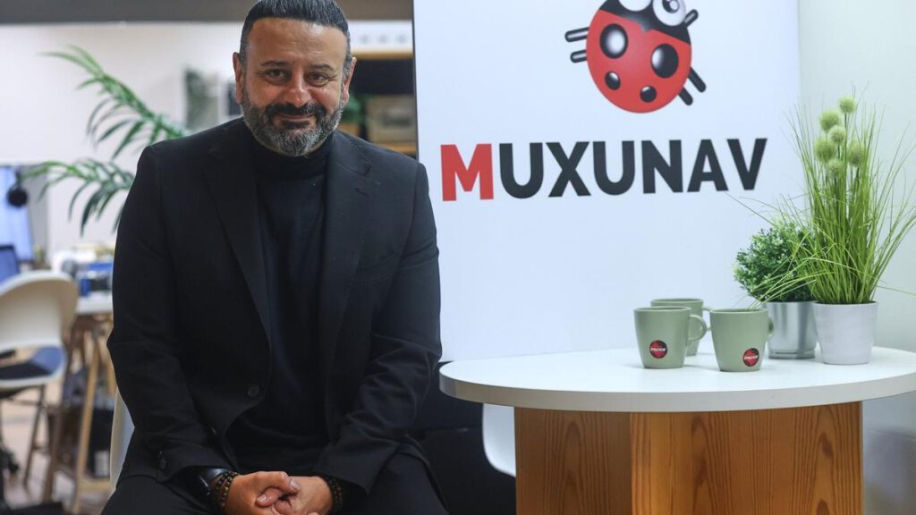 Antonio Torres, junto al logotipo de la mariquita.